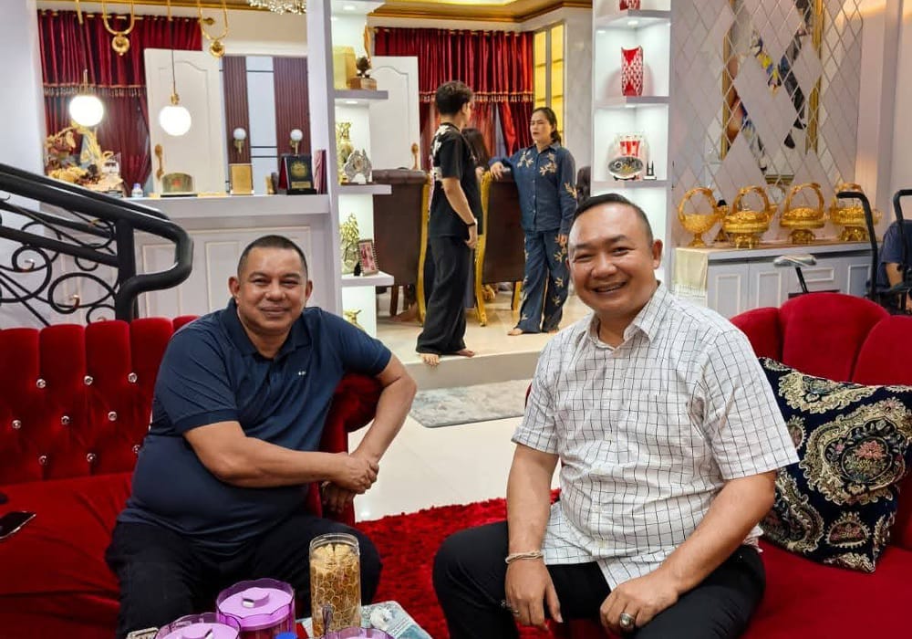 Bupati Ketapang dan Boyman Harun poto bersama di sela - sela silaturrahmi. Foto: Ist.