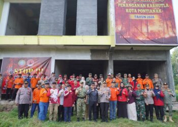 Tim Penanganan Karhutla Kota Pontianak berfoto bersama di depan Posko di Jalan Sepakat 2 Pontianak Tenggara.
