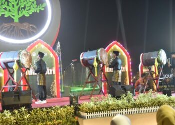 Ribuan warga memadati Bundaran Gaforaya, Sungai Raya, Jumat (27/3/2026) malam.