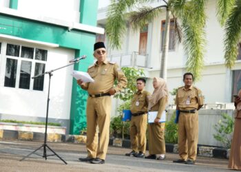 Sekretaris Daerah Kota Pontianak Amirullah memberikan arahan kepada seluruh ASN di lingkungan Kecamatan Pontianak Selatan.