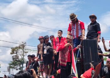 Ratusan massa yang memadati area Pengadilan Negeri sejak pagi menjadi saksi, Sintang, Senin (30/3/2026).