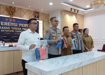 Kapolres Ketapang, AKBP M Harris bersama Jajaran dan KPPAD memperlihatkan sejumlah BB saat konferensi pers, Senin (30/03). Foto: Ist.