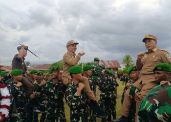 Bupati dan Wakil Bupati Kapuas Hulu saat dibopong personel Yonif TP 927/UK di Kapuas Hulu dalam acara penyambutan anggota. Taufik