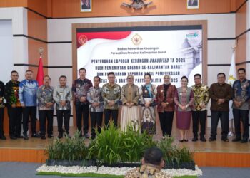 Seluruh kepala daerah se-Provinsi Kalbar berfoto bersama usai menyerahkan Laporan Keuangan Unaudited Pemerintah Daerah dan Laporan Hasil Pemeriksaan atas Dana Bantuan Partai Politik Tahun Anggaran 2025.