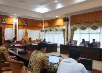 Rapat evaluasi kinerja Perumda Tirta Galaherang di Balai Junjung Titah Kantor Bupati Mempawah. Foto Prokopim Mempawah