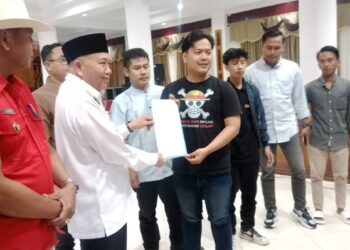 Penyerahan pernyataan pembatalan pembangunan Pendopo Rumah Dinas Bupati Mempawah oleh Wakil Bupati Mempawah kepada Koordinator Aliansi Mahasiswa, Pemuda, dan Masyarakat Bersatu, MuslimAliansi Muslimin
