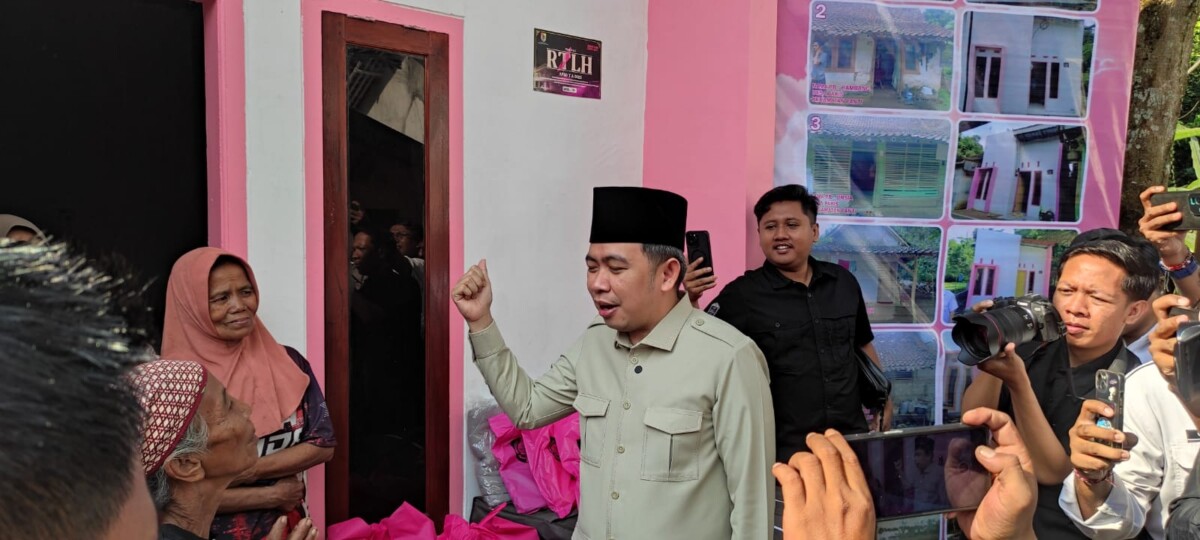 Bupati Gus Fawait meninjau rumah warga yang dibangun ulang melalui program RTLH Tahun 2025. Foto: Sigit Priyono/Jurnalis.co.id