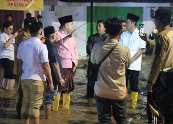 Bupati Jember, Gus Fawait melihat langsung banjir di Kecamatan Mumbulsari. Foto : Sigit Priyono/Jurnalis.co.id