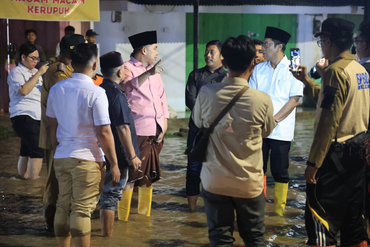 Bupati Jember, Gus Fawait melihat langsung banjir di Kecamatan Mumbulsari. Foto : Sigit Priyono/Jurnalis.co.id