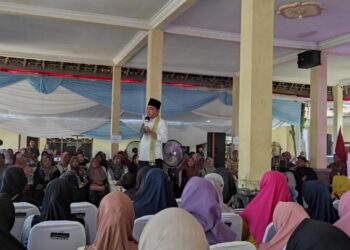 Bupati Jember, Gus Fawait menyampaikan kelanjutan program Mljo Cinta kepada ibu-ibu di Balai Desa Suco.