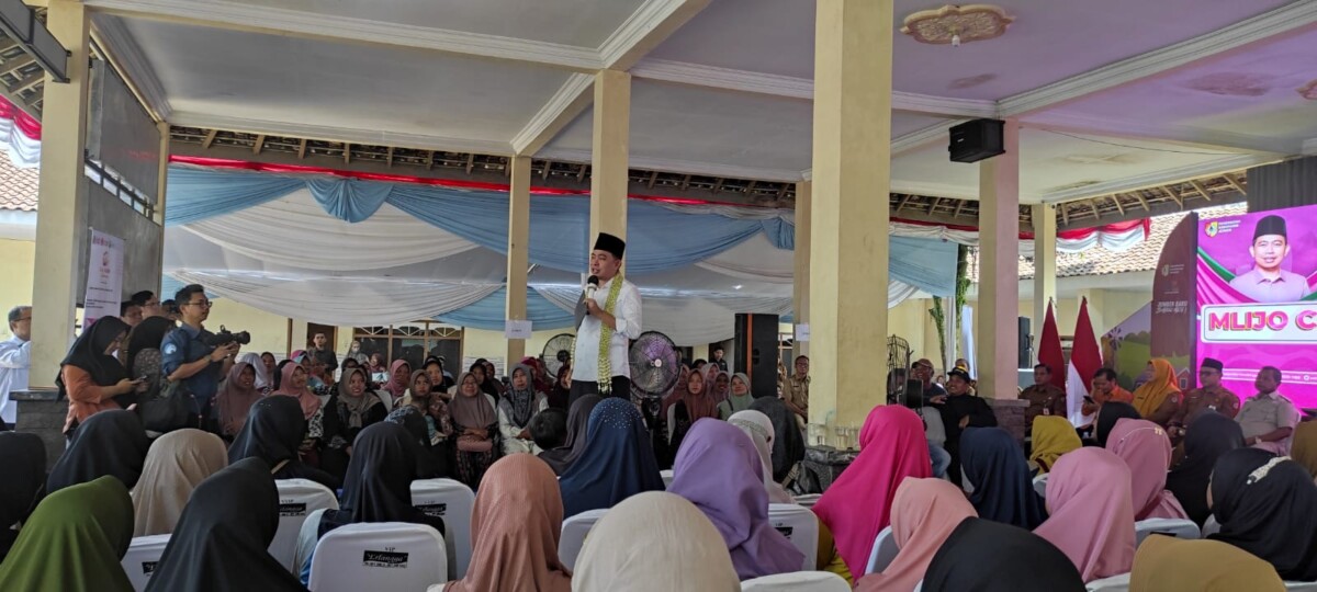 Bupati Jember, Gus Fawait menyampaikan kelanjutan program Mljo Cinta kepada ibu-ibu di Balai Desa Suco. 
