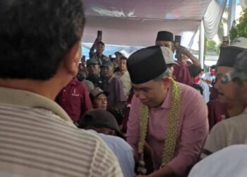 Bupati Jember, Gus Fawait, menyapa warga dalam program Bunga Desaku di Kecamatan Mumbulsari. Foto : Sigit Priyono/Jurnalis.co.id