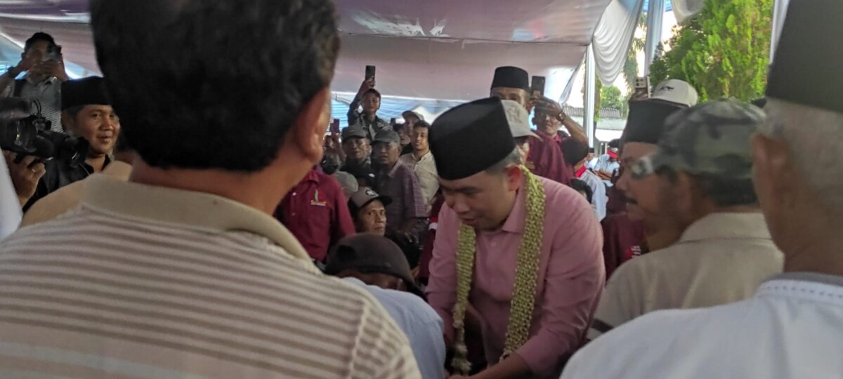 Bupati Jember, Gus Fawait, menyapa warga dalam program Bunga Desaku di Kecamatan Mumbulsari. Foto : Sigit Priyono/Jurnalis.co.id