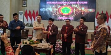 Bupati Jember memotong tumpeng dan diserahkan kepada Ketua DPC PPNI Jember pada peringatan HUT ke 52 organisasi perawat tersebut. Foto: Sigit Priyono/Jurnalis.co.id