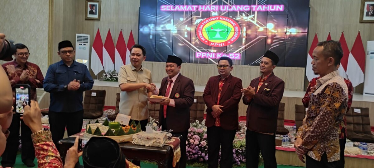 Bupati Jember memotong tumpeng dan diserahkan kepada Ketua DPC PPNI Jember pada peringatan HUT ke 52 organisasi perawat tersebut. Foto: Sigit Priyono/Jurnalis.co.id