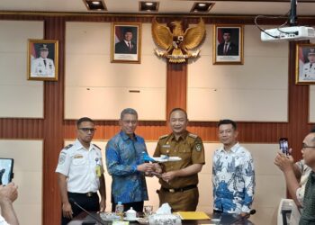 Bupati Ketapang, Alexander Wilyo bersama Direktur Niaga PT Fly Jaya, Ary Mercyanto berfoto bersama usai membahas pembukaan rute baru