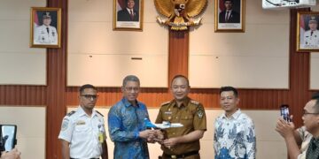 Bupati Ketapang, Alexander Wilyo bersama Direktur Niaga PT Fly Jaya, Ary Mercyanto berfoto bersama usai membahas pembukaan rute baru