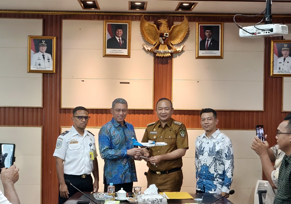 Bupati Ketapang, Alexander Wilyo bersama Direktur Niaga PT Fly Jaya, Ary Mercyanto berfoto bersama usai membahas pembukaan rute baru