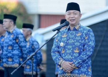 Bupati Ketapang, Alexander Wilyo, memimpin apel gabungan ASN. Foto: Prokopim for Jurnalis.co.id