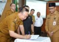 Bupati Ketapang, Alexander Wilyo, menandatangani Berita Acara NPHD Tahun 2026.