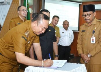 Bupati Ketapang, Alexander Wilyo, menandatangani Berita Acara NPHD Tahun 2026.