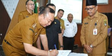 Bupati Ketapang, Alexander Wilyo, menandatangani Berita Acara NPHD Tahun 2026.