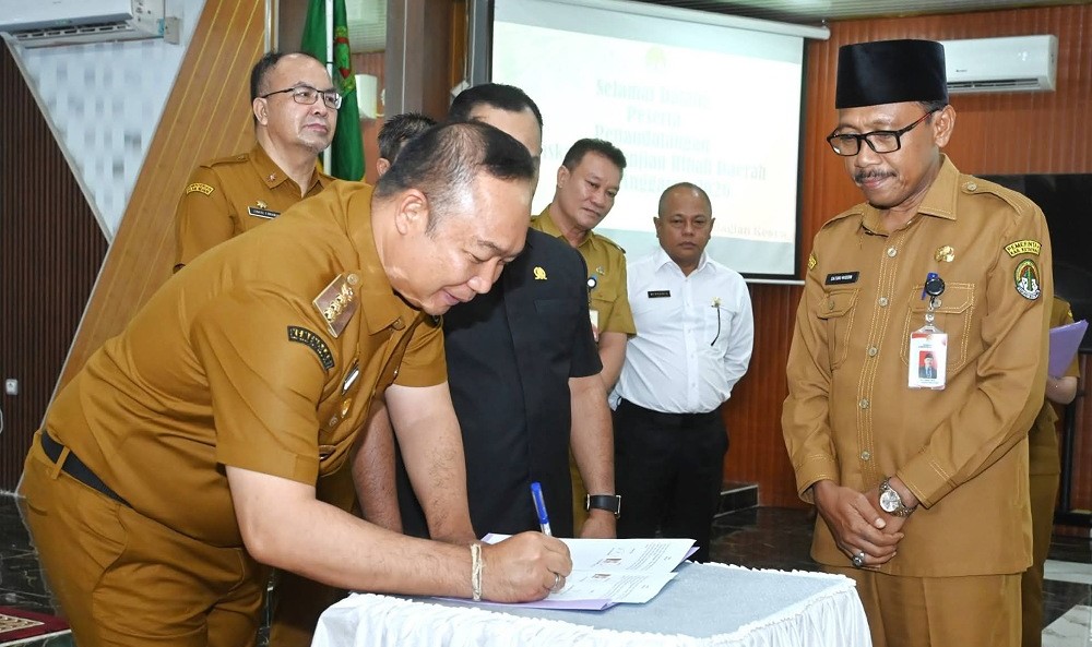 Bupati Ketapang, Alexander Wilyo, menandatangani Berita Acara NPHD Tahun 2026.