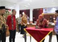 Bupati Mempawah, Erlina, menandatangani berita acara Musrenbang) RKPD Kabupaten Mempawah Tahun 2027 yang digelar di Aula Balairung Setia, Kantor Bupati Mempawah. Foto Prokopim Mempawah