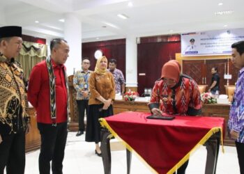 Bupati Mempawah, Erlina, menandatangani berita acara Musrenbang) RKPD Kabupaten Mempawah Tahun 2027 yang digelar di Aula Balairung Setia, Kantor Bupati Mempawah. Foto Prokopim Mempawah