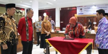 Bupati Mempawah, Erlina, menandatangani berita acara Musrenbang) RKPD Kabupaten Mempawah Tahun 2027 yang digelar di Aula Balairung Setia, Kantor Bupati Mempawah. Foto Prokopim Mempawah