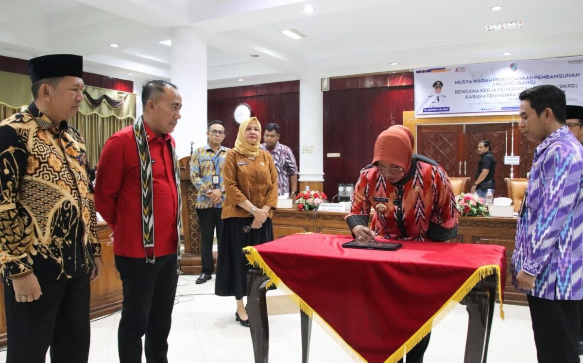 Bupati Mempawah, Erlina, menandatangani berita acara Musrenbang) RKPD Kabupaten Mempawah Tahun 2027 yang digelar di Aula Balairung Setia, Kantor Bupati Mempawah. Foto Prokopim Mempawah