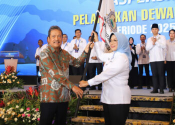Bupati Mempawah, Erlina, menerima bendera Aspeksindo sebagai Ketua Umum periode 2025–2030. Foto Prokopim Mempawah