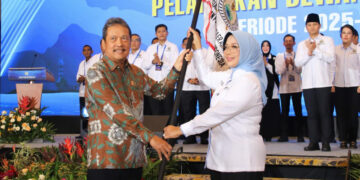 Bupati Mempawah, Erlina, menerima bendera Aspeksindo sebagai Ketua Umum periode 2025–2030. Foto Prokopim Mempawah