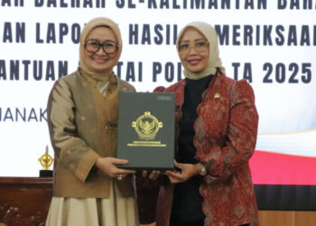 Bupati Mempawah, Erlina, menyerahkan LKPD Kab. Mempawah Tahun 2025 kepada Kepala Perwakilan BPK Kalbar, Sri Haryati