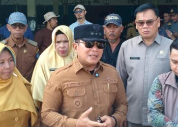Bupati Sujiwo bersama Tim Kementerian Perdagangan meninjau lokasi pembangunan Pasar Induk Kubu Raya, Senin, 20 April 2026.
