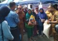 Bupati Sujiwo di tengah-tengah warga yang membeli Bapokting di Pasar Murah Taman Dirgantara Kubu Raya. Foto: Syamsul Arifin/Jurnalis.co.id