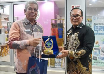 Bupati Sujiwo memberi cinderamata kepada Sekda Harisson usai Musrenbang RKPD Kubu Raya Tahun Anggaran 2027