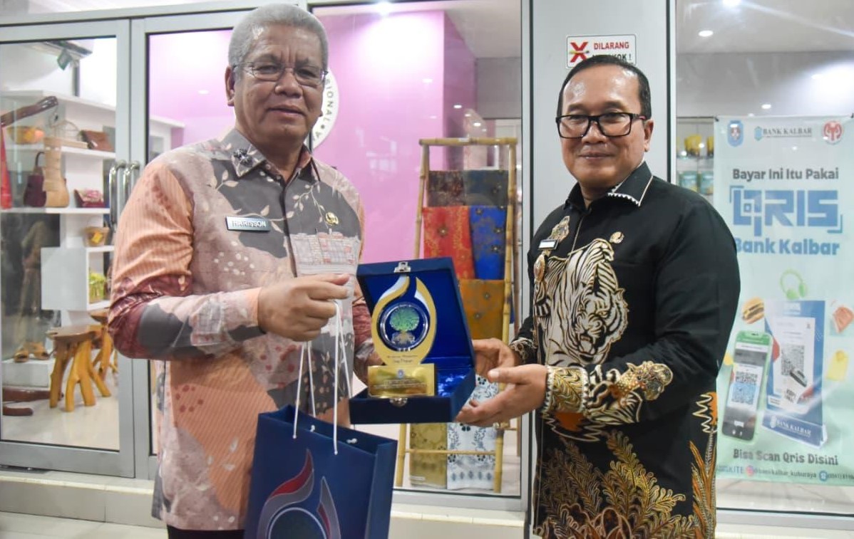 Bupati Sujiwo memberi cinderamata kepada Sekda Harisson usai Musrenbang RKPD Kubu Raya Tahun Anggaran 2027