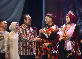 Bupati Sujiwo memberikan selamat kepada Lanceng Praben terpilih. Foto : Syamsul Arifin/Jurnalis.co.id