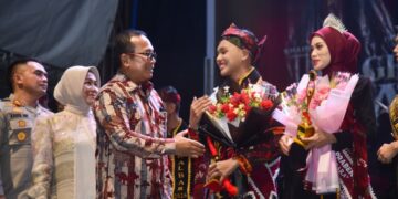 Bupati Sujiwo memberikan selamat kepada Lanceng Praben terpilih. Foto : Syamsul Arifin/Jurnalis.co.id