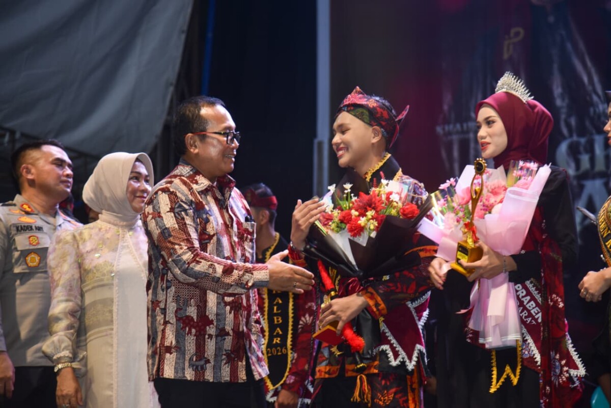 Bupati Sujiwo memberikan selamat kepada Lanceng Praben terpilih. Foto : Syamsul Arifin/Jurnalis.co.id