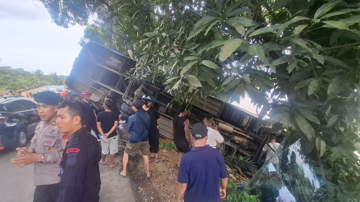 Bus Damri Nopol KB 7710 S mengalami kecelakaan tunggal di Kabupaten Sanggau, Minggu, 5 April 2026. Foto : Darmansyah Dalimunthe