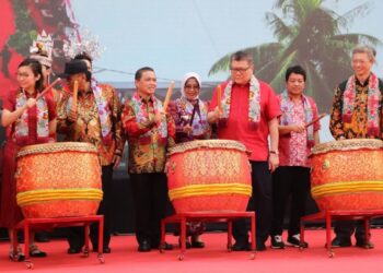 Erlina, menghadiri puncak Perayaan Tahun Baru Imlek 2577 Kongzili dan Festival Cap Go Meh Singkawang 2026 yang digelar di Kota Singkawang. Foto Prokopim Mempawah