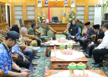 Erlina, saat menerima audiensi jajaran pengurus Persiwah di ruang kerjanya. Foto Prokopim Mempawah