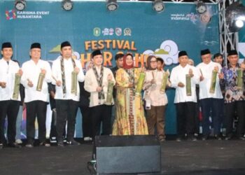 Festival Sahur-Sahur ke-23 Tahun 2026 di Buka Gubernur Kalbar Ria Norsan yang ditandai dengan pemukulan kentongan. Foto Prokopim Mempawah