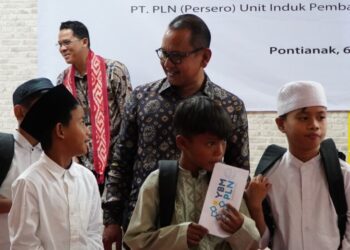 General Manager PLN UIP KLB, Susilo, bersama anak-anak yatim.