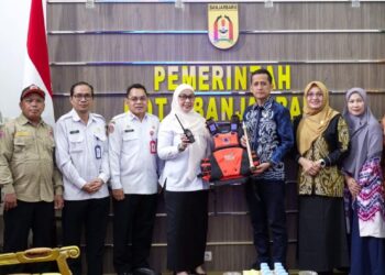 General Manager PLN UIP3B Kalimantan, Riko Ramadhano menyerahkan simbolis bantuan kepada Pemerintah Kota Banjarbaru sebagai bentuk dukungan penguatan relawan Masyarakat Peduli Bencana.