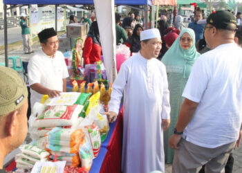 Gubernur Kalimantan Barat Ria Norsan bersama Bupati Mempawah Erlina saat meninjau kegiatan sekaligus memantau distribusi paket sembako bersubsidi kepada masyarakat. Foto Prokopim Mempawah