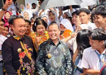 Gubernur Ria Norsan dan Bupati Alexander Wilyo dikeremuni siswa siswi SMA Negeri 1 Ketapang saat mereka meninjau kondisi sekolah pada Kamis, 9 April 2026. Foto: Prokopim for Jurnalis.co.id