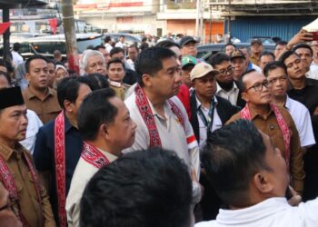 Gubernur Ria Norsan bersama Menteri Maruarar Sirait, Menteri Tito Karnavian dan Bupati Sujiwo meninjau pembangunan kawasan Desa Parit Baru.